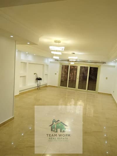 Twin house for rent in Sheikh Zayed, in Pyramids Walk compound, next to Palm Hills Prime Location. Rent includes kitchen and air conditioning.