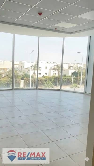 عيادة طبية فاخرة للإيجارمكيفه في سنترو الشيخ زايد