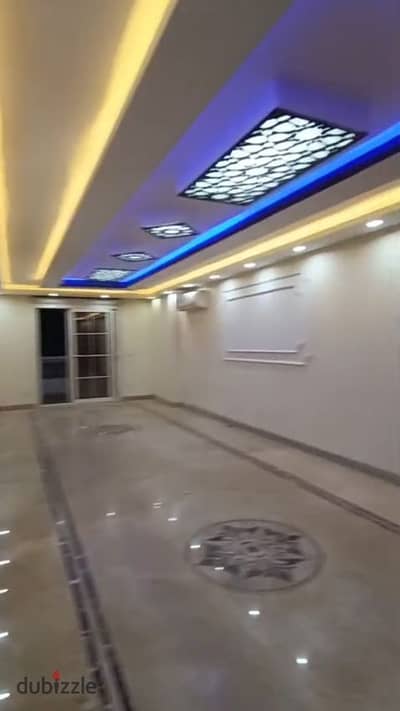 بعمارة جديده علي ميدان بالقرب من شارع جامعه الدول العربيه 220م مكيفه بالكامل مطبخ راكب تشطيب سوبر لوكس مدخل فاخر