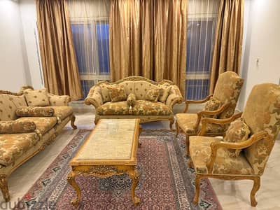 صالون خشب ممتاز ب18000حالة جيدة جدا ، استعمال بسيط