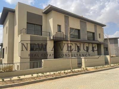 توين هاوس مميز مع حديقة للبيع في سكارليت سوان ليك ريزيدنس القاهرة الجديدة Scarlet Swan Lake Residence من تطوير حسن علام للعقارات