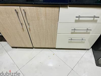 مطبخ استعمال سنه شبه الجديد السعر 8000 لسرعة البيع لأن صاحبهم مسافر