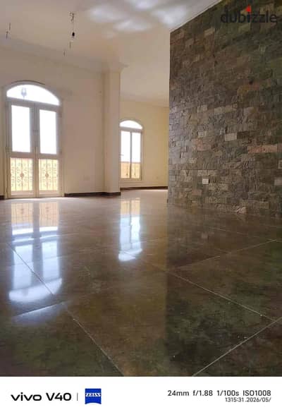 Apartment for rent in the fifth settlement at Al Yasmeen Villas, second floor without elevator, consisting of 3 rooms, 2 bathrooms, a separate living room, and reception, with natural gas.