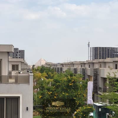 استلم فورا فيلا بانورامية علي الاهرامات 3 ادوار مع حمام سباحة خاص بجوار مول مصر و Movenpick و Hilton pyramids اكتوبر