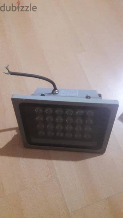كشاف إضاءة غامرة (Flood Light) يعمل بتقنية LED.