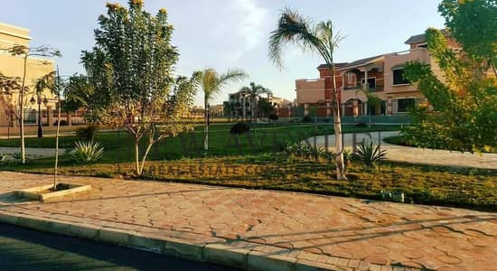 أكبر مساحة فيلا  بتشطيبات داخلية وموقع متميز على أكبر مساحة أرض تبلغ 1280 متر و تحتوي علي  70 متر حمام سباحة في Springs Hassan allam.
