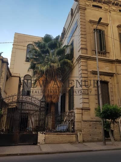 مبني فيلا ١,٤٦٠ متر  تاريخية مستقلة للبيع في وسط البلد الإسكندرية في شارع فراعنة متفرع من شارع فؤاد الحي  اللاتيني