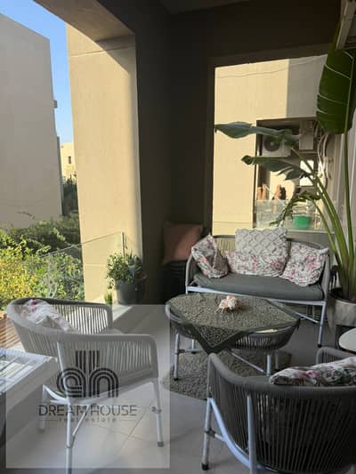 للبيع في فيليج جيت - شقة بتشطيبات "ألترا مودرن" بجوار الجامعة الأمريكية village gate for sale