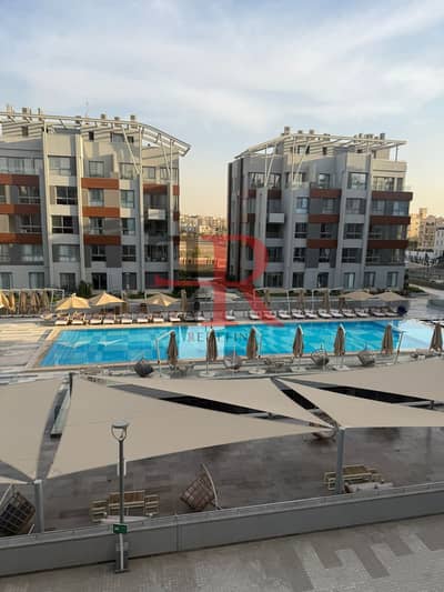 شقة للإيجار بإطلالة على حمام السباحة مفروشة بالكامل في كمبوند الجازي من JW Marriott القاهرة الجديدة.