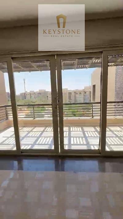 نيو جيزة، ٣ نوم،، ٢٣٧ متر، غرفة مربية بالأجهزة إطلالة على مساحات خضراء ونافورة