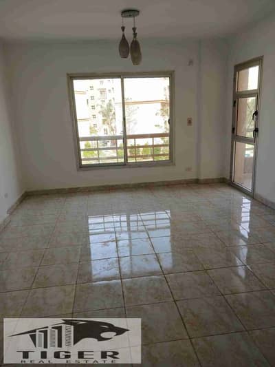 بمدينتي  للإيجار شقه 124m   قانون جديد     أمام  الخدمات /. لفترة محدودة            {{{{.  اقوي العروض  √√√. فرصة  }}}}  B6  124m التشطيب شركة  3غرف  2حمام دور تاني  فيها غاز الفيو مفتوح  يوجد صور  كامله  مطلوب   للجادين فقط مفتاح موجود  للتواصل فون او وا