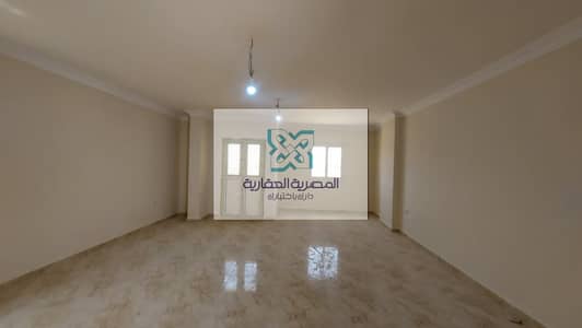 شقه للايجار   ( اول سكن )  المعراج السفلى  دور 4 . بدون اسانسير  اخير عازل للسطح