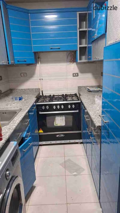 Half-furnished apartment for rent in Tabarak Compound, Zahraa Al-Maadi, consisting of 2 bedrooms, a reception area, 2 bathrooms, and a kitchen with super luxury finishing and elegant furniture, consisting of two bedrooms, a reception area, and two bathrooms with an air-conditioned kitchen.