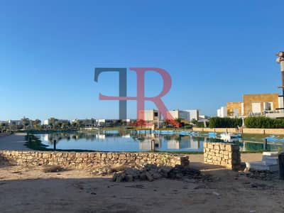 فيلا مستقلة للبيع مباشرة على اللاجون في سي شيل بجوار كمبوند أمواج الساحل الشمالي.