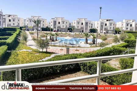 فيو مفتوح على حمام السباحة مباشرة و مفروش بالكامل شاليه للبيع في أمواج الساحل الشمالي