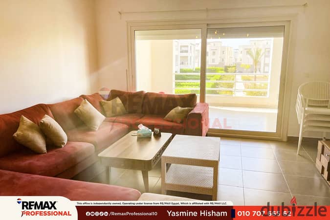 فيو مفتوح على حمام السباحة مباشرة و مفروش بالكامل شاليه للبيع في أمواج الساحل الشمالي