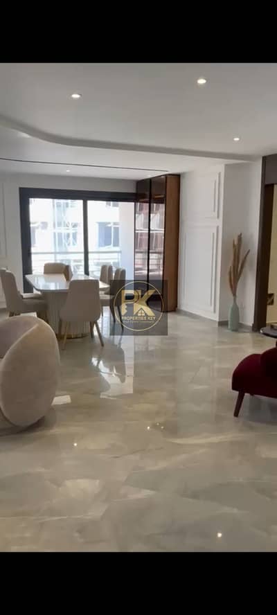 دقيقتين من الحي الحكومي والبرلمان  5 دقايق من النهر الأخضر Central Park  7 دقايق من الحي الدبلوماسي  10 دقايق من المدينة الرياضية والمدينة الطبية  مبا