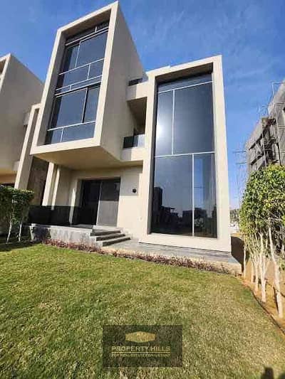 اخر فيلا 4 ادوار فوري بحمام سباحة في The Waterway التجمع الخامس في لوكشن مميز بجوار Zizinia Gardens و Hayah Residence و El Patio 3 و El Patio ORO و Jada Iwan و Mountain View 3 و El Patio 7