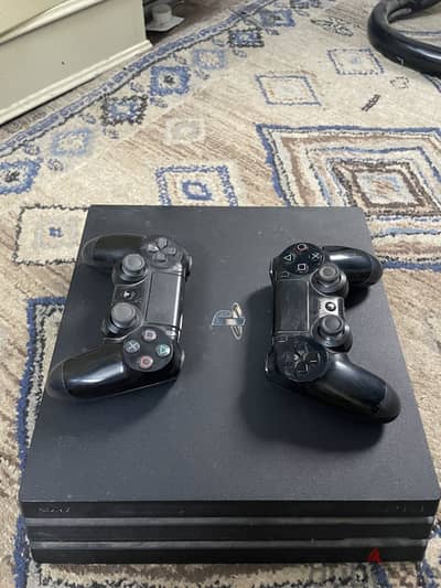 Ps4 pro - 1TB - معاه الدراعين و الكرتونه
