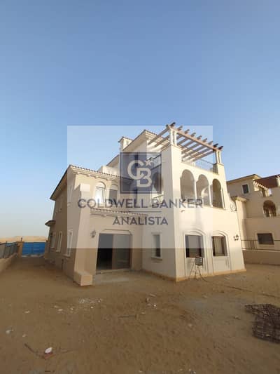 اقل من سعر الماركت استندالون فيلا للبيع في سيتي جيت على الجولف مباشرة بحري على اكبر بوكيت لاند اسكيب نصف تشطيب تم الاستلام في  التجمع الخامس