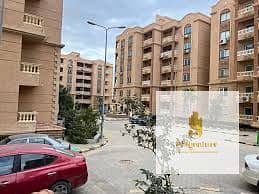 شقه للبيع متشطبه 160م في التجمع 5د من الجامعه الامريكيه ب4.4 مليون