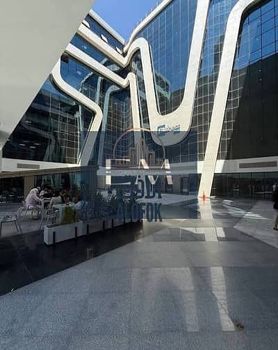 مكتب تجاري مميز للإيجار في بيزنس بلس، بموقع استراتيجي على شارع North 90 في القاهرة الجديدة.