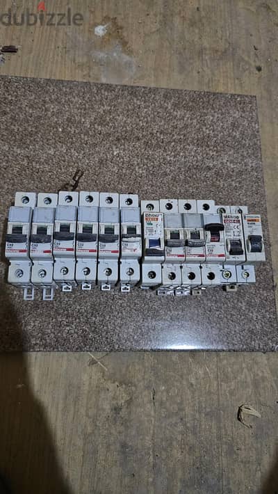 قواطع كهرباء( القطعه ب50جنيه)