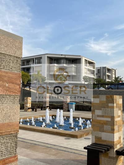شقة غرفتين للبيع بمقدم 530الف علي طريق السويس و الدائري في تاج سيتي Taj City التجمع