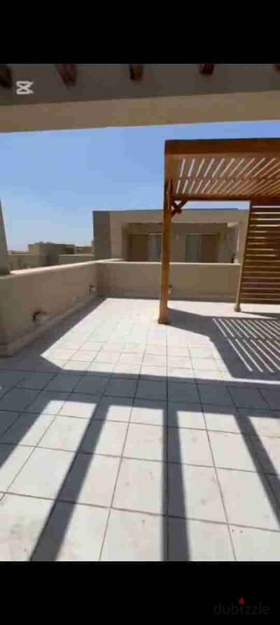 بنتهاوس للإيجار في كمبوند The Village Gate   موقع مميز داخل الكمبوند في بالم هيلز بجوار الجامعه الامريكيه والتسعين الجنوبي  المساحة: 240 متر