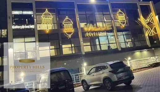 محل دوبليكس علي الواجهه للبيع استلام فوري في التجمع الخامس وسعره بالتقسيط