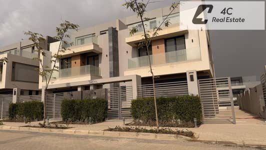 فيلا  توين  هاوس  280م   للبيع  استلام  فوري   برايم  لوكيشن  اوبن  فيو  لاند سكيب   في  لافيستا  سيتي  العاصمة  القاهرة  الجديدة L a vista city