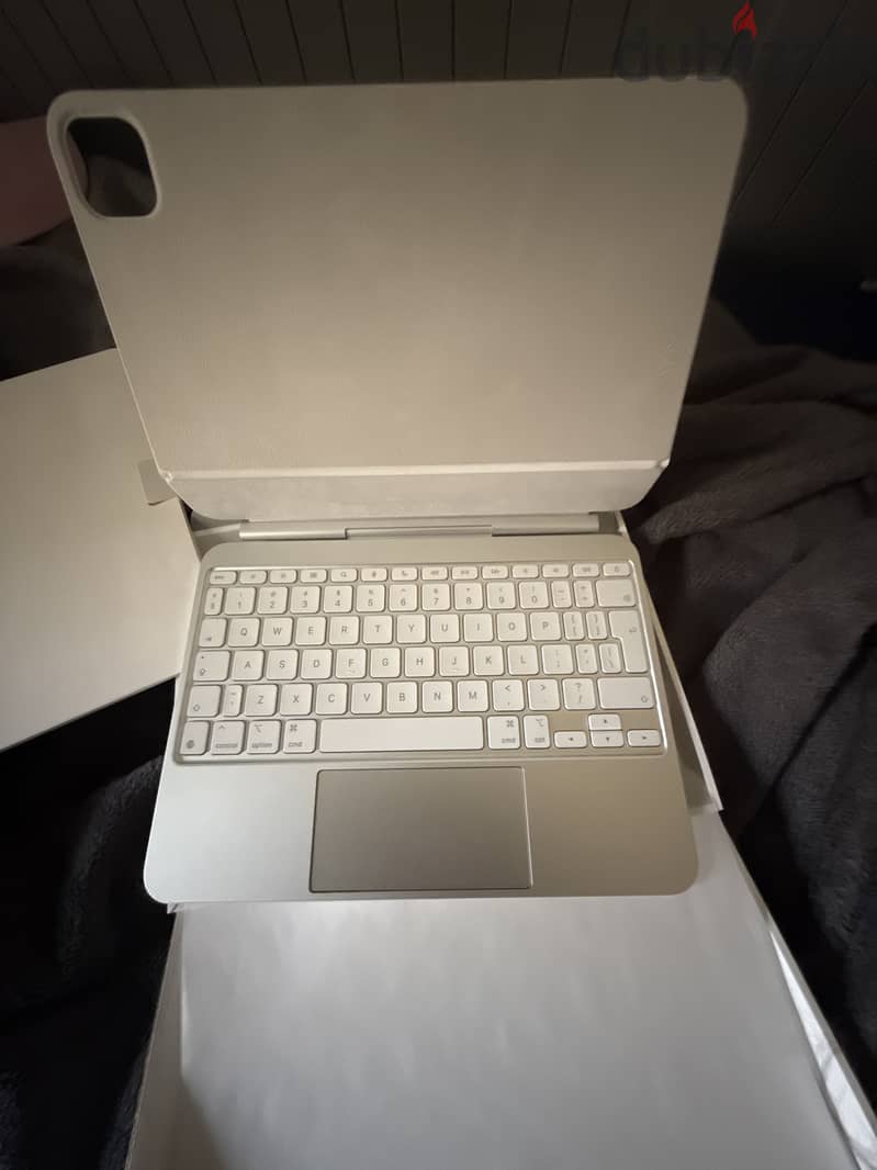 ipad magic keyboard (white) 1