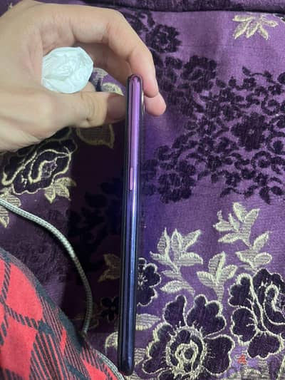 الجهاز oppo f9 الجهاز ماعه الكرتونه و الشاحن الاصلي