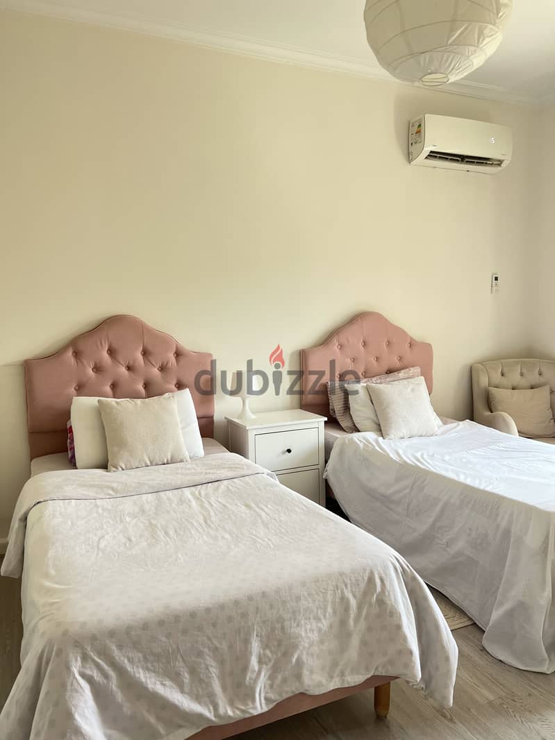 2 single beds with 3