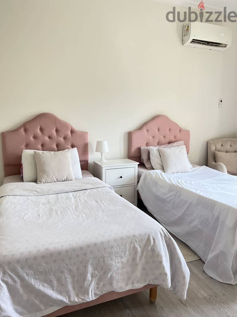 2 single beds with 4