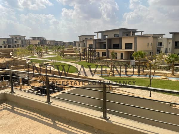فيلا مميزة  مع حديقة للبيع في سكارليت سوان ليك ريزيدنس القاهرة الجديدة Scarlet Swan Lake Residence من تطوير حسن علام للعقارات