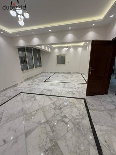 A private entrance office with brand new finishing, 200 m plus 50 m usufruct, near Mohy El Din Abu Nadi Street in the Hunting Club, Super Lux finishing with an independent entrance.