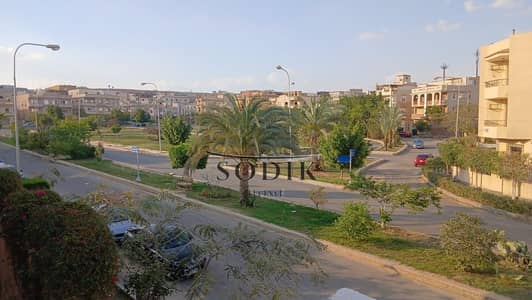 شقة تصلح دوبلكس للبيع في حي راقي بالقرب من خط 10 لعشاق الخصوصية والهدوء ڤيو جاردن مفتوح واجهة شيك جدا