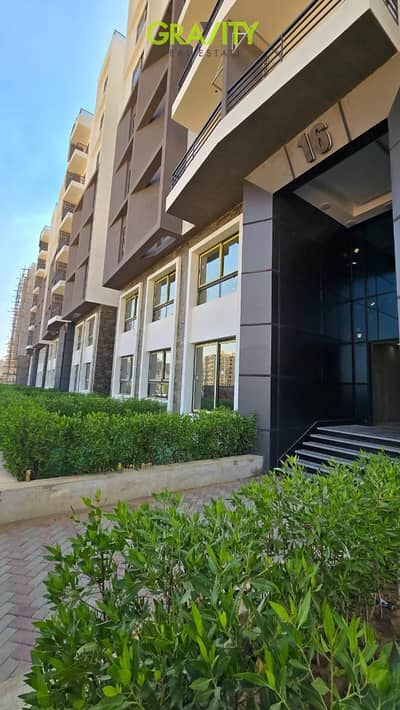 اقل سعر شقه 3غرف متشطبه VIP استلام فوري جاهزه علي السكن بالR7 بجوار الجامعه الروسيه و خطوات من حي السفارات وال ار 8