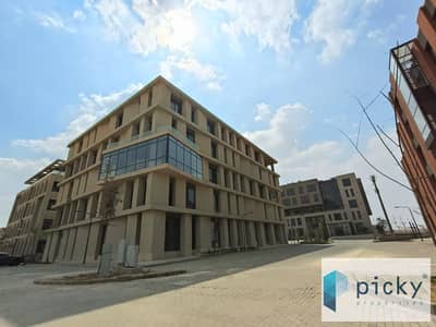 مبنى إداري مستقل للإيجار ديستريكت 5   تشطيب كامل