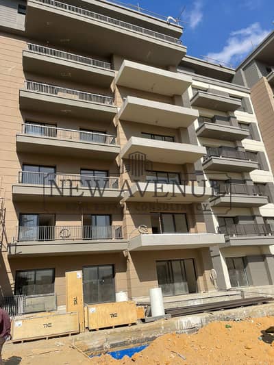 شقة في كمبوند سوان ليك ريزيدنس حسن علام Lake View Residence Hassan Allam في مرحلة ايريس دور ثاني مشطبة بالكامل جاهزة للاستلام والسكن اقل من سعر السوق