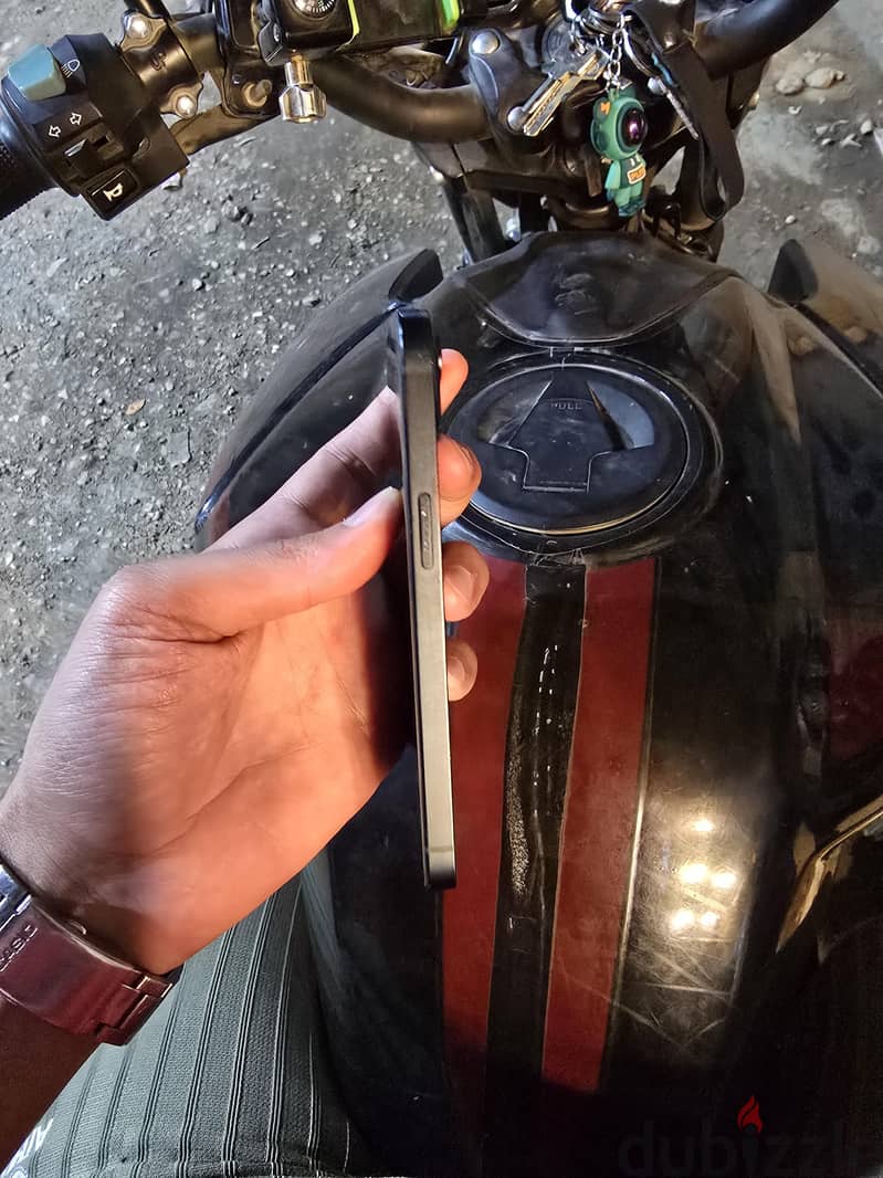 iPhone 13 4