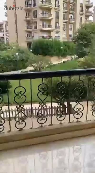 للبيع شقة 300م الرحاب فيو وايد جاردن ثلاث غرف نوم و ثلاث حمامات ورسيبشن 4 قطع وغرفة مربية بالحمام وليفينج