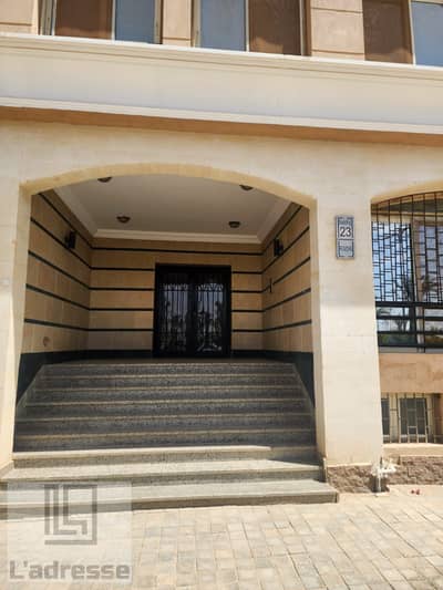  شقة للبيع في العاصمة الإدارية الجديدة – فرصة استثمار وسكن مميزة    الموقع: R3 – منطقة D6   المساحة: 155 متر   دور أرضي