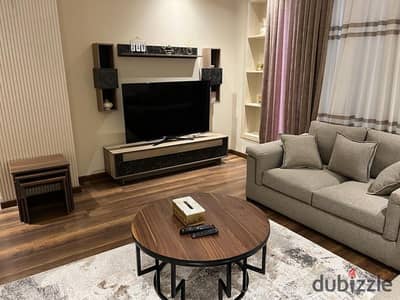 شقة أرضي بحديقة خاصة للإيجار في فيلدج جيت