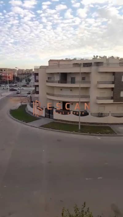 للبيع شقه ٢١٠ متر سوبر لوكس بالدور التاني ناصيهالبنفسج    عباره عن   ٣ غرفه منهم واحده ماستر +٣ حمام +صاله ٤ قطع متوفر   غاز  انتركوم     للببيع ٨ ملي