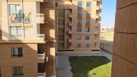 شقه لقطه فى كمبوندلايت سيتى  (شركة الكهرباء)بجوار كمبونددارمصرالدور الثانى ليست مجروحه بحرى