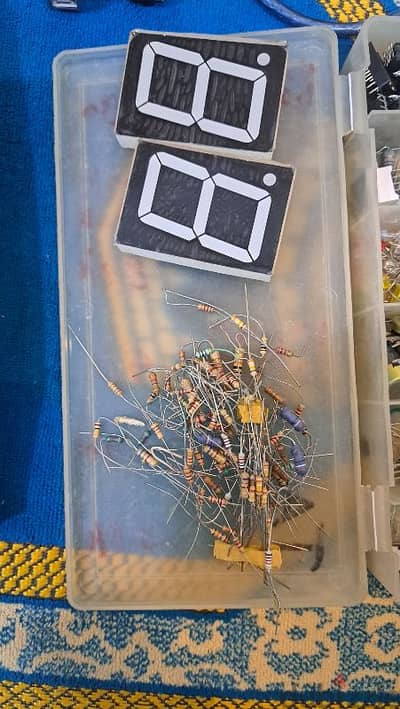 بوكس مكون من ardiuno uno, sensors , avometer, Ic ومقاومات