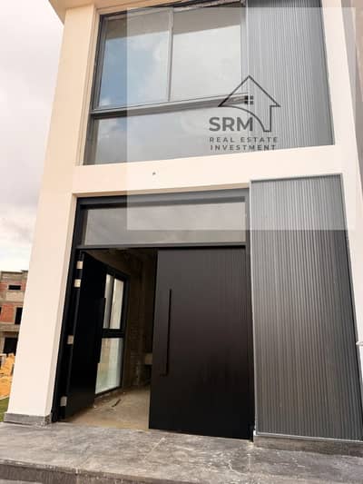 The lowest price for a townhouse next to the American University, ready for delivery, in a compound full of villas, and the townhouse has a distinctive location, corner, and a full landscape view.