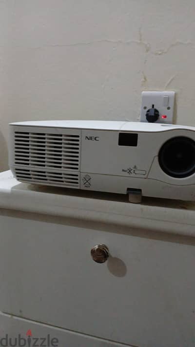 بروجيكتور NEC   بحالة ممتازة